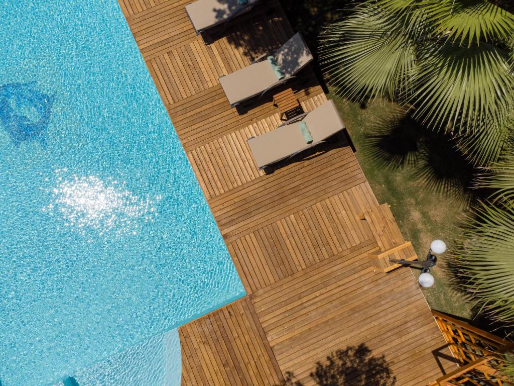 博德鲁姆Dolce Vita Luxury Bungalows的享有游泳池的顶部景致,铺有木地板。