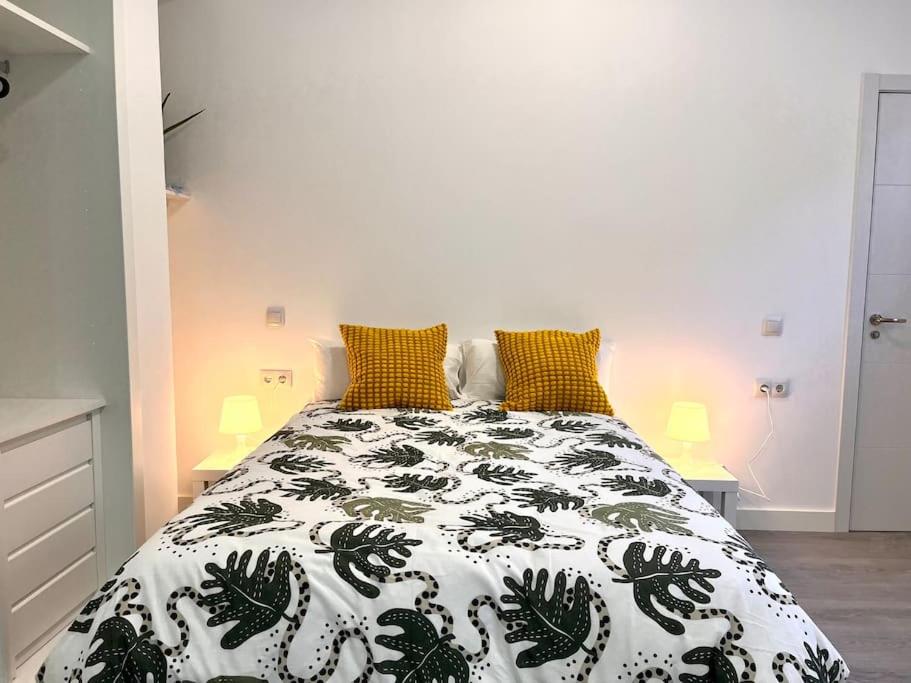 马德里Cool Space的一间卧室配有一张带黑白色棉被的床