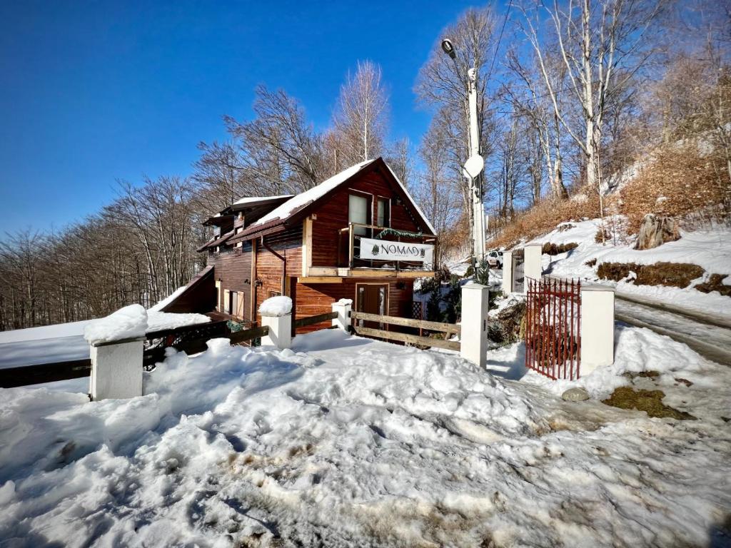彼得罗沙尼Chalet Nomad的雪地里的小木屋,积雪