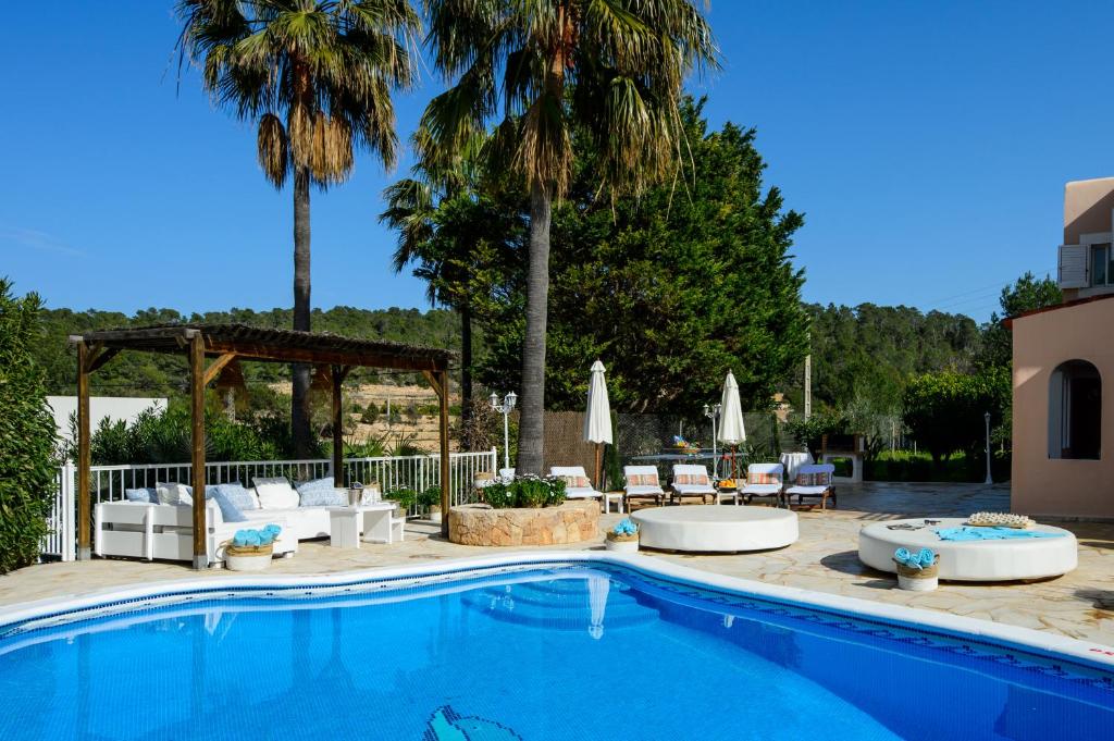 波蒂纳茨Villa Cas Puig - Beach of Portinatx的一个带椅子的游泳池和一个凉亭