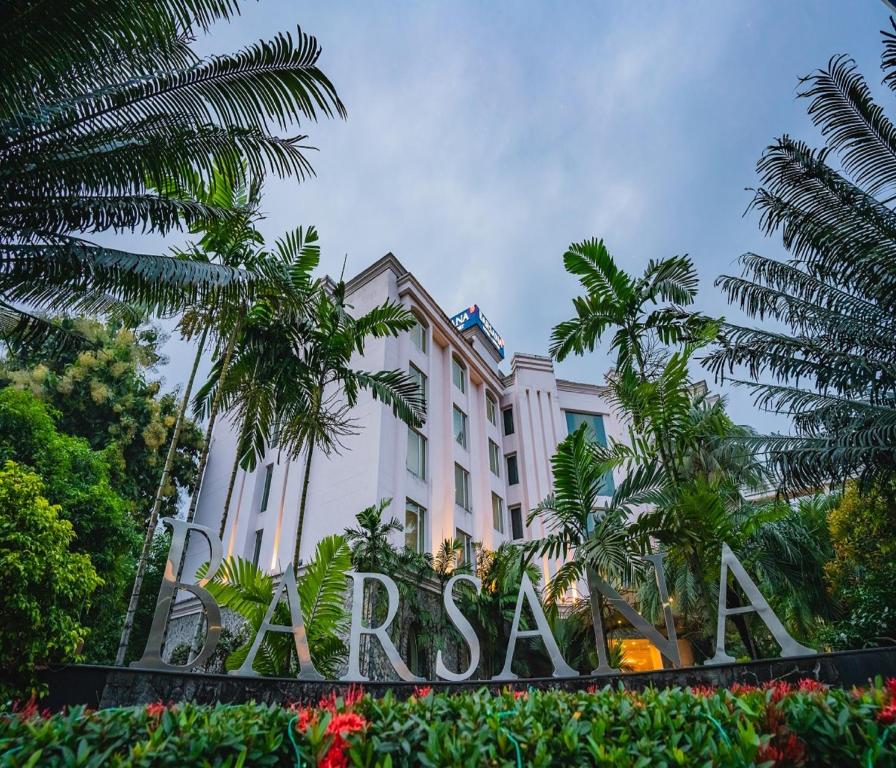 西里古里Barsana Hotel & Resort Siliguri的前面有标志的酒店