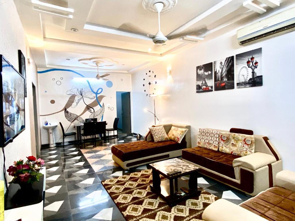 瓦加杜古Deluxe résidence的客厅配有两张沙发和一张桌子