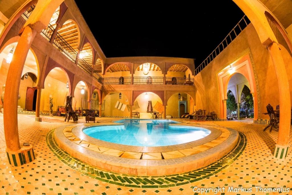 梅尔祖卡梅森梅思佳旅馆的一座大型室内游泳池,位于一座带大房间的建筑中