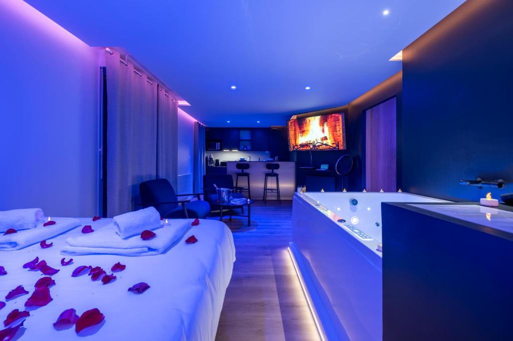 La RicheLA BULLE DÉTENTE / BALNÉO - SAUNA的酒店客房设有一张床和一间带浴缸的浴室。
