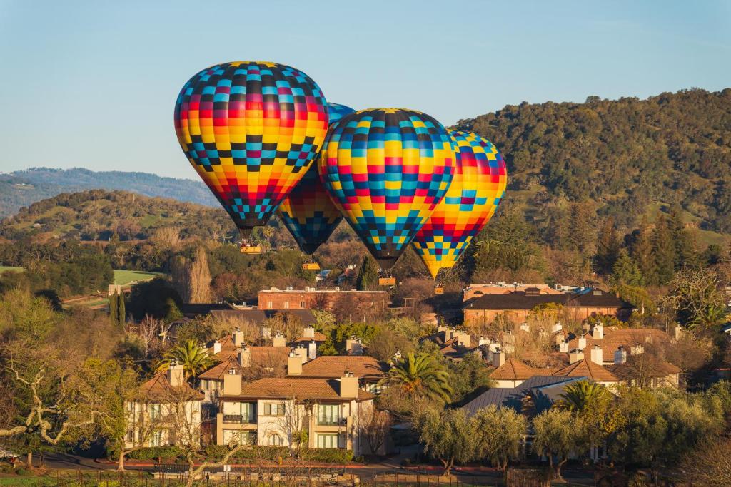 扬特维尔The Estate Yountville的两支五颜六色的热气球飞越一个城镇
