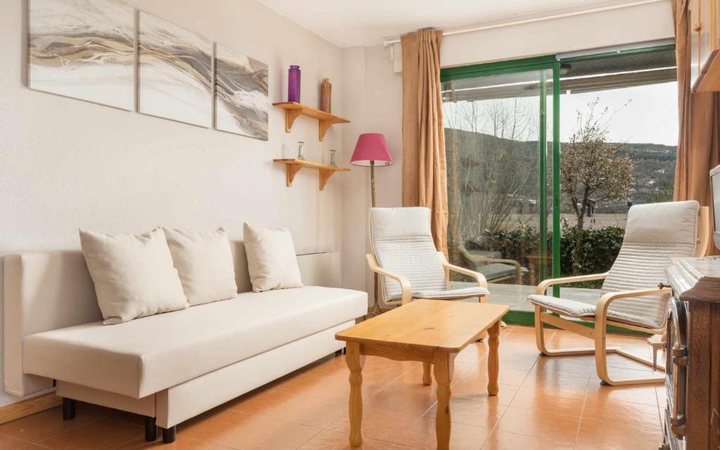 比利亚努阿Casa Vista Nueva Villanua的客厅配有白色的沙发和椅子