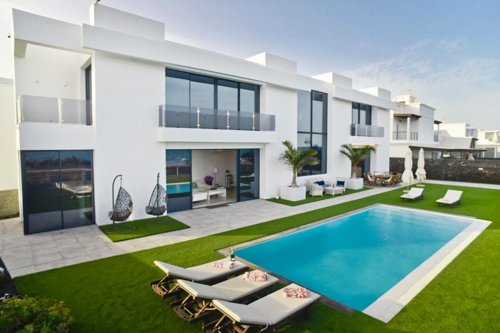 蓬塔穆赫雷斯Luxury Villa Punta Mujeres的一座带游泳池的房子的图象