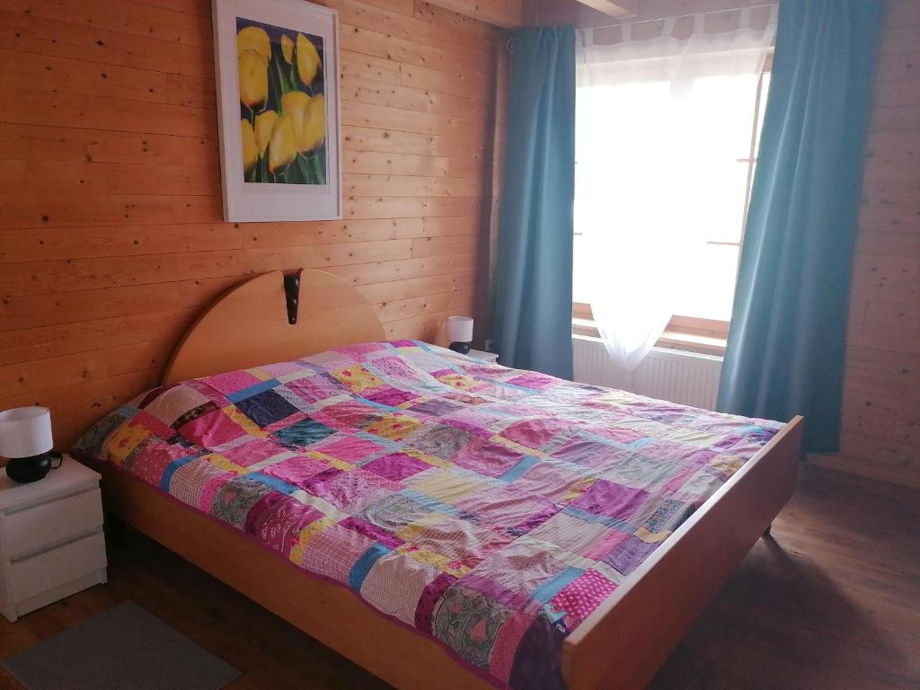 乎尔博赫Hof Idarwald的一间卧室配有床,床上装有被子
