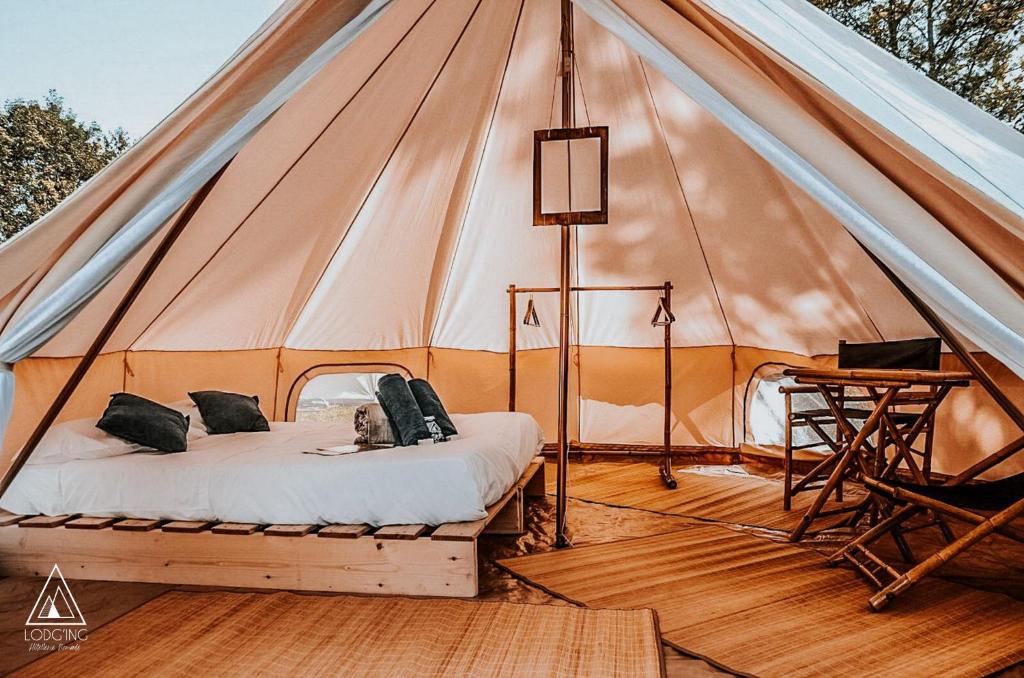 Saint-Michel-lʼObservatoireLodg'ing Nature Camp Luberon的帐篷配有一张床和一张书桌