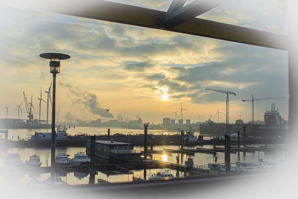 代尔夫宰尔推进器酒店的日落时从海港的窗户欣赏美景