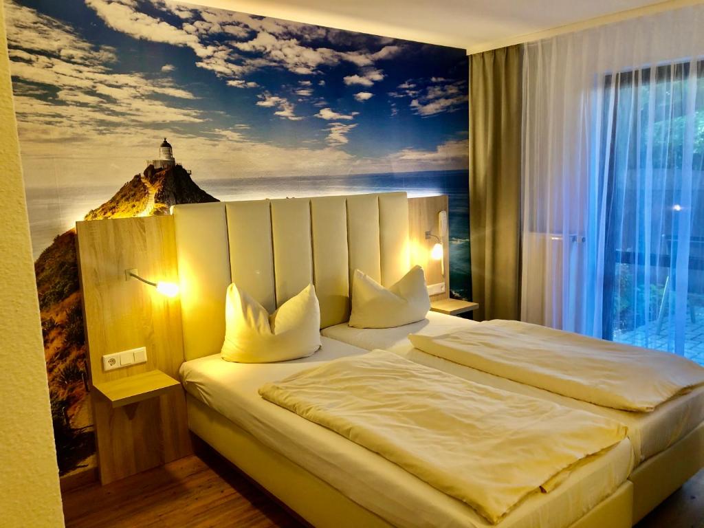 Tautenhain祖尔克奈尼酒店的卧室配有一张大床,墙上挂有绘画作品