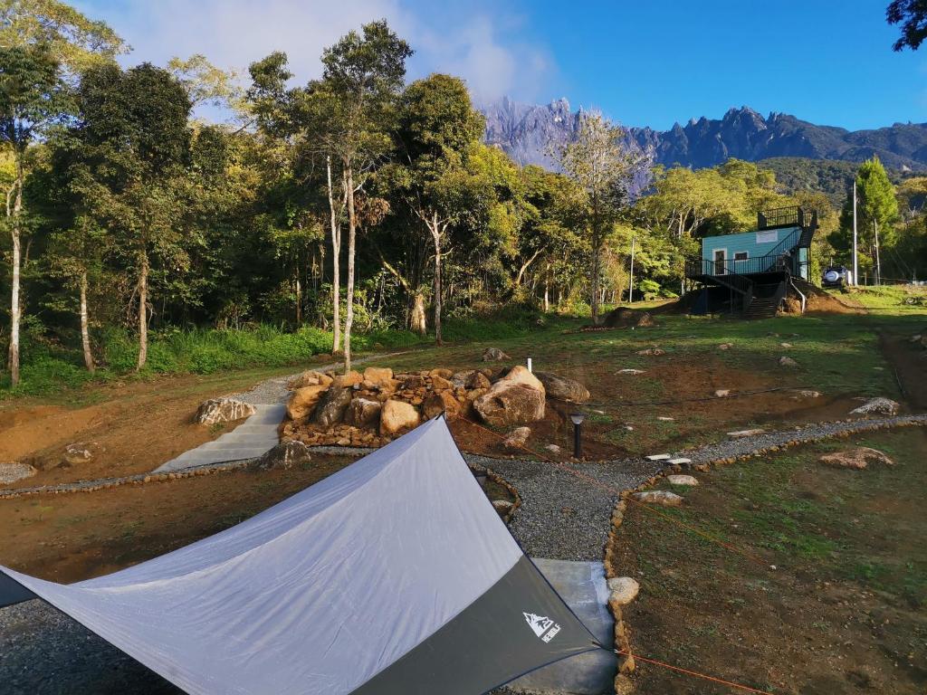 拉瑙The Mountain Camp at Mesilau, Kundasang by PrimaStay的和一些动物在田野上的滑板坡道