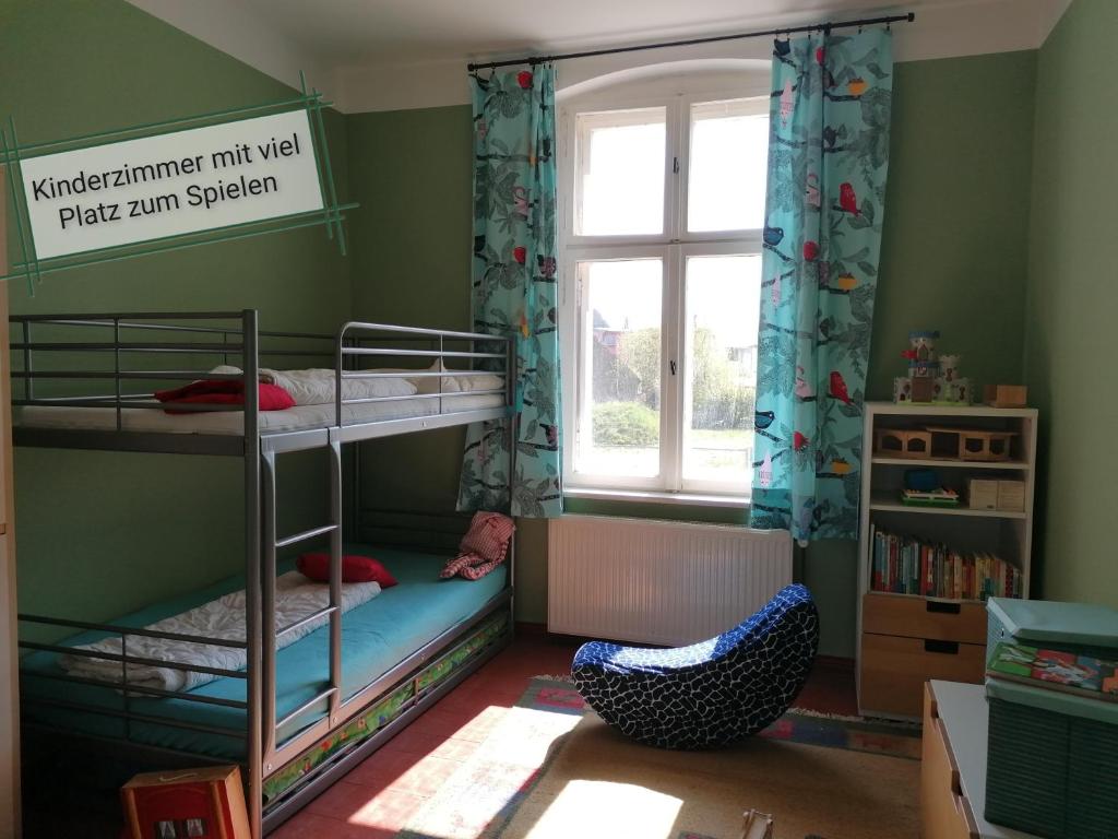 乌埃克尔明德Gästewohnung Schwanenteich的一间卧室设有两张双层床和一扇窗户。