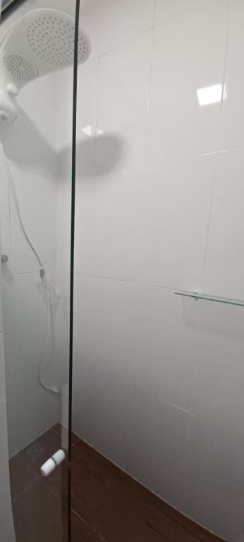 康德Pousada Neptun的浴室里设有玻璃门淋浴