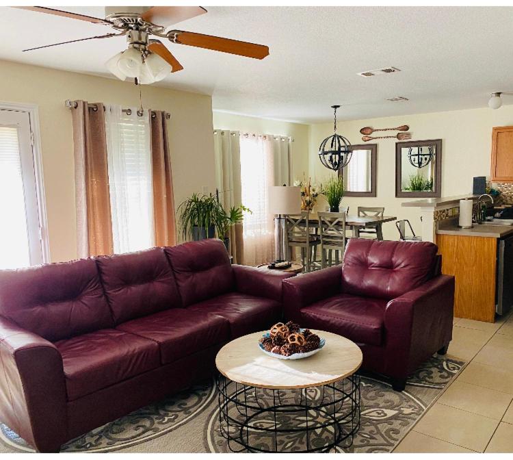 基林Cozy5star的客厅配有沙发和桌子