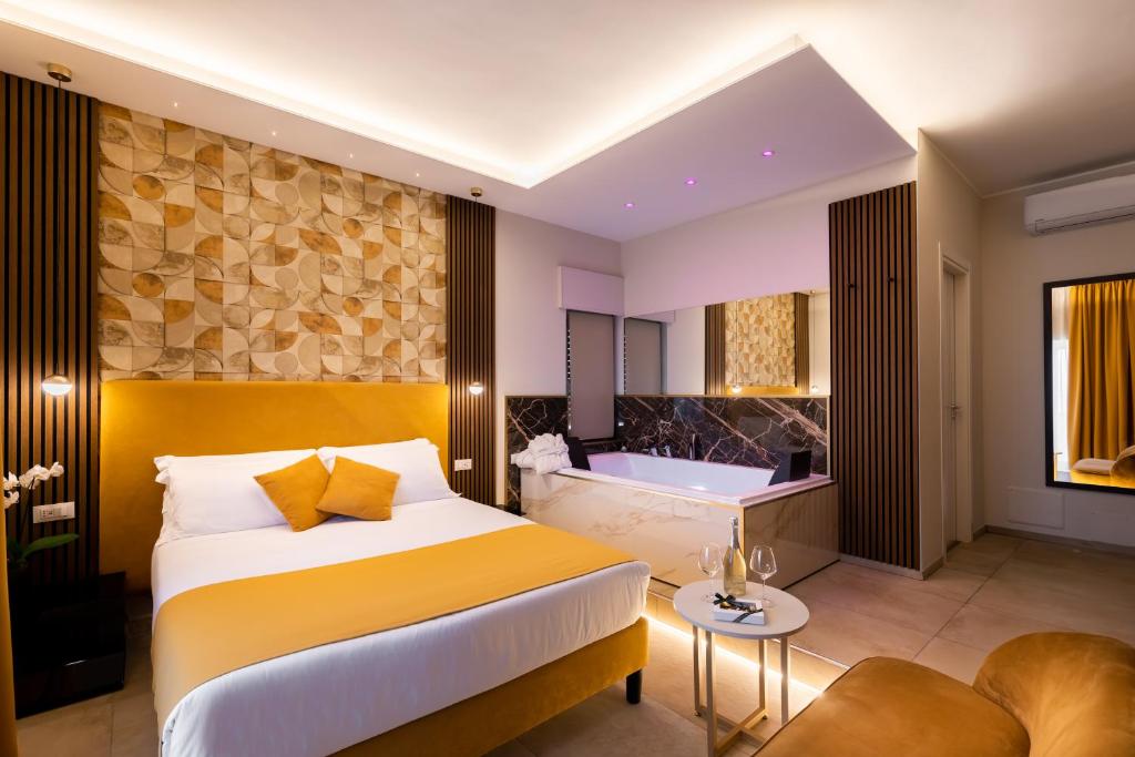 罗马AlbaDea Suites&Jacuzzi的酒店客房配有一张床和浴缸。