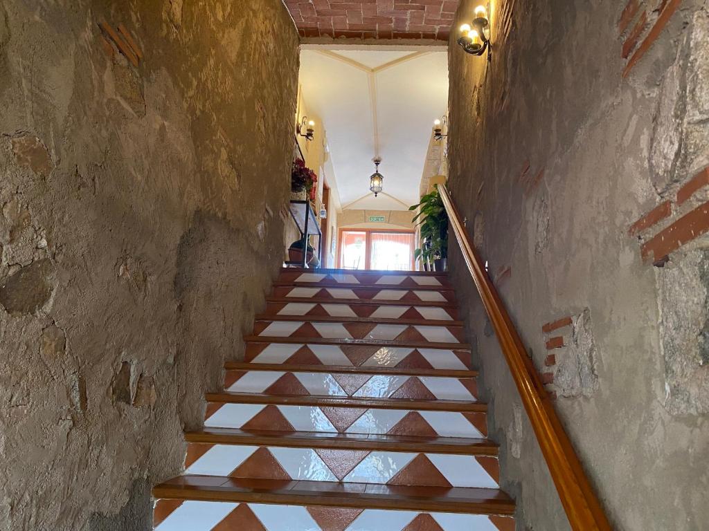 Vilanova de EscornalbouHotel Rural Cal Amadeu的楼梯间,楼梯间
