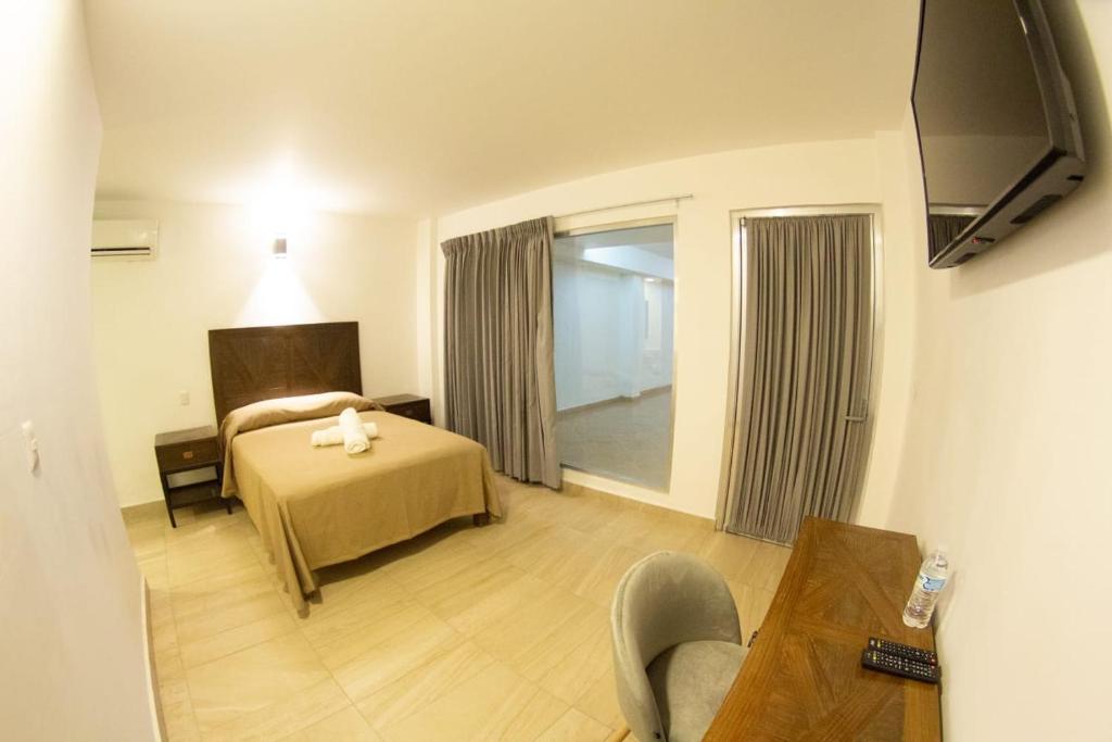 Iguala de la IndependenciaHOTEL REFORMA 14的酒店客房,配有床和电视