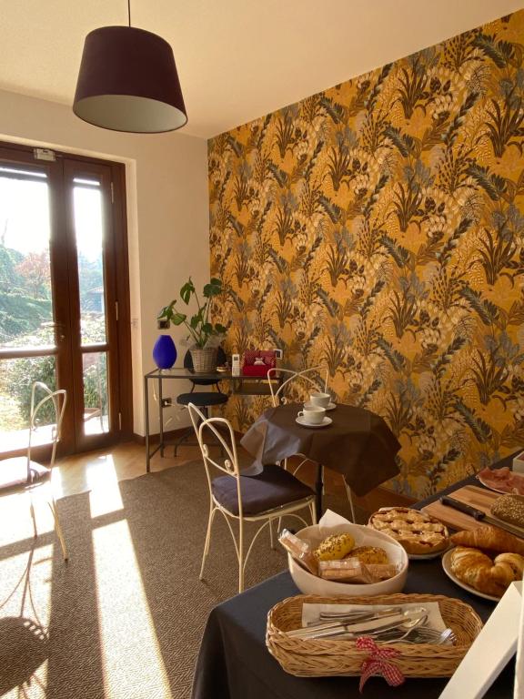 伊夫雷亚Il cantuccio的用餐室配有桌子和黄色壁纸