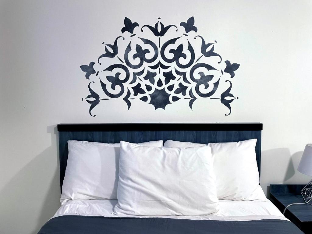 圣费利西安莫罗汽车旅馆 的一间卧室配有一张带黑白色墙壁的床。