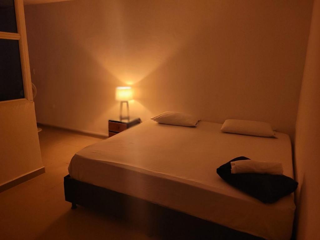 巴兰卡韦梅哈BOUTIQUE REAL的一间卧室配有一张大床,上面有灯