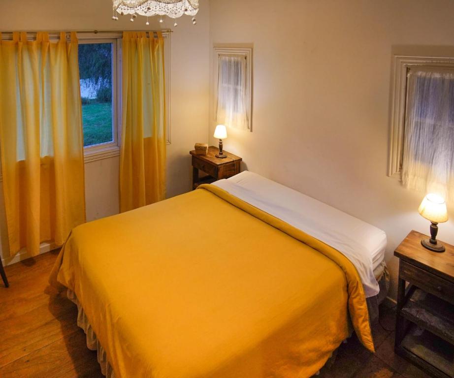 拉库布蕾Chalet Las Doritas的一间卧室配有一张大黄床和两盏灯。