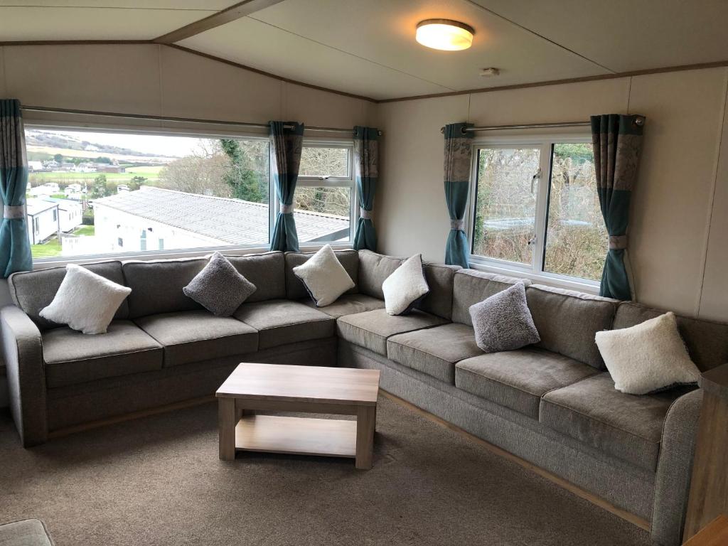 本布里奇Classy caravan with ample space的客厅配有沙发和桌子