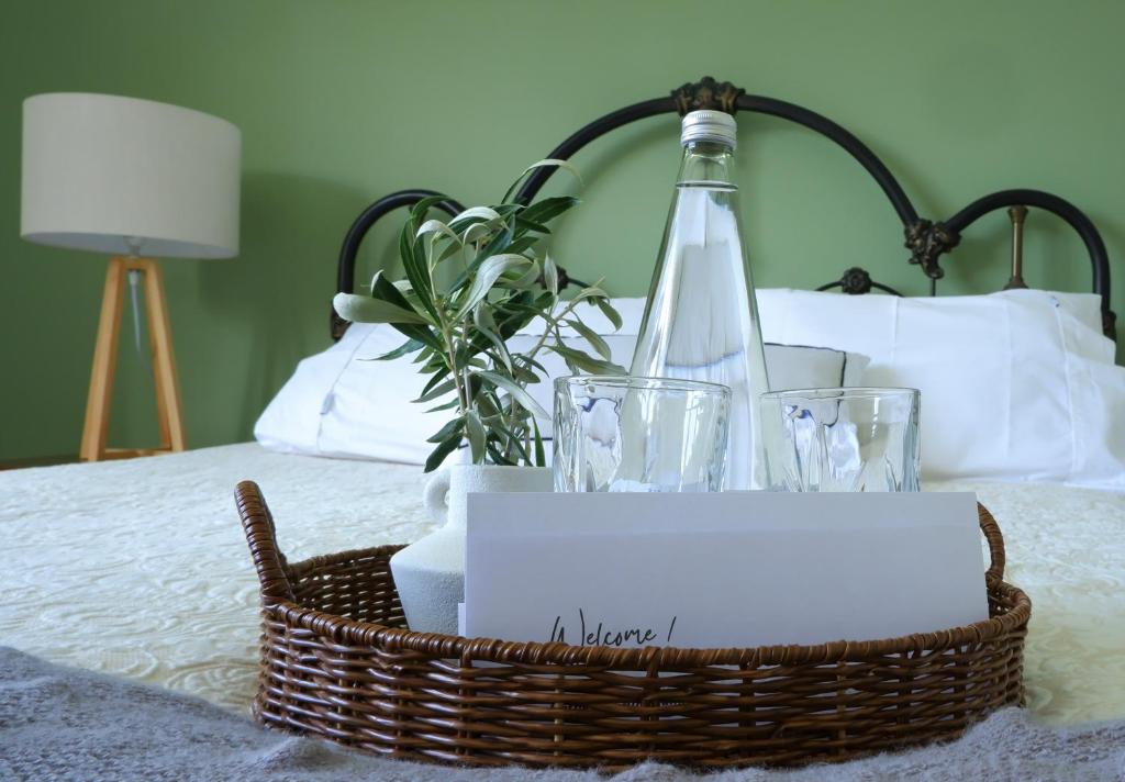 克伦威尔班诺克本葡萄藤住宿加早餐旅馆的床上的篮子,包括一瓶葡萄酒和眼镜