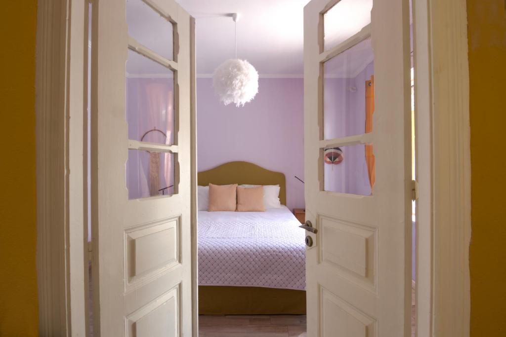 穆兹罗斯FULLHOUSE Moudros的通往卧室的开放式门,卧室配有床