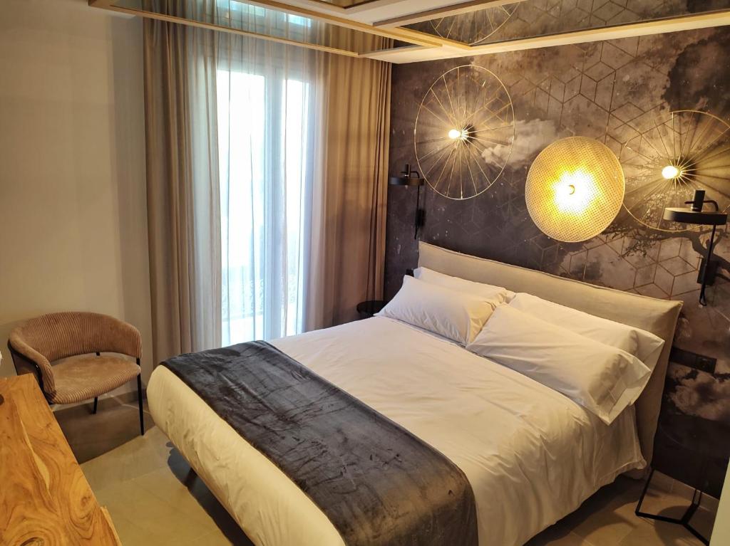 莱斯卡瑟斯-达尔卡纳Les Cases del Mar的一间卧室配有一张大床和一把椅子