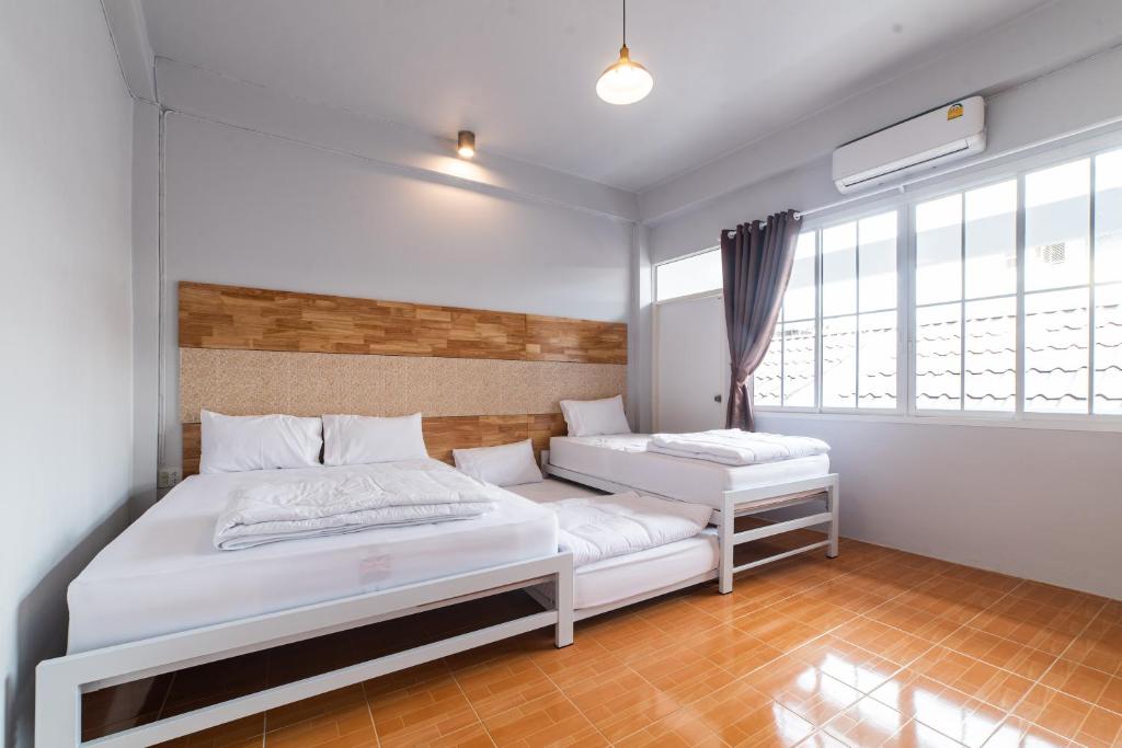 勿洞J Cube Betong - Private House的带2扇窗户的客房内的2张床