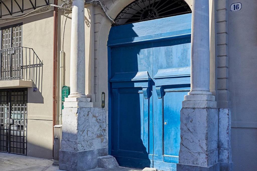 巴勒莫La casa di Chele的建筑物一侧的蓝色门