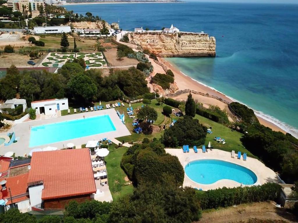 阿玛考德佩拉Casa da Rocha的享有度假胜地的空中景致,设有游泳池和海滩