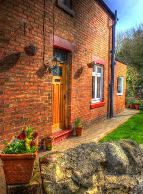 Dalton le DaleCountry cottage by a stream. Seaham Seaglass area. 2023最新房价