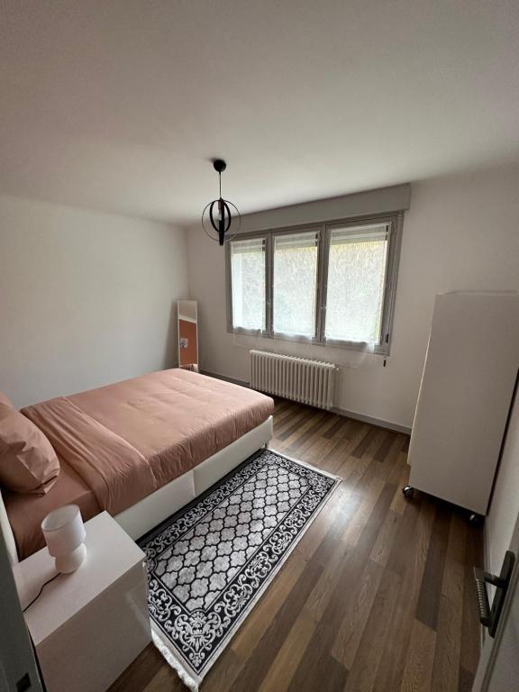 圣艾尼昂Gîte d'Esila的一间卧室设有一张大床和一个窗户。