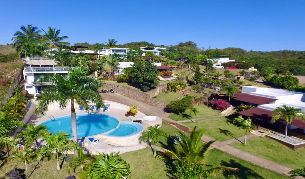 拉斯加勒拉斯Las Galeras Village Ecolodge的享有带游泳池的度假村的空中景致
