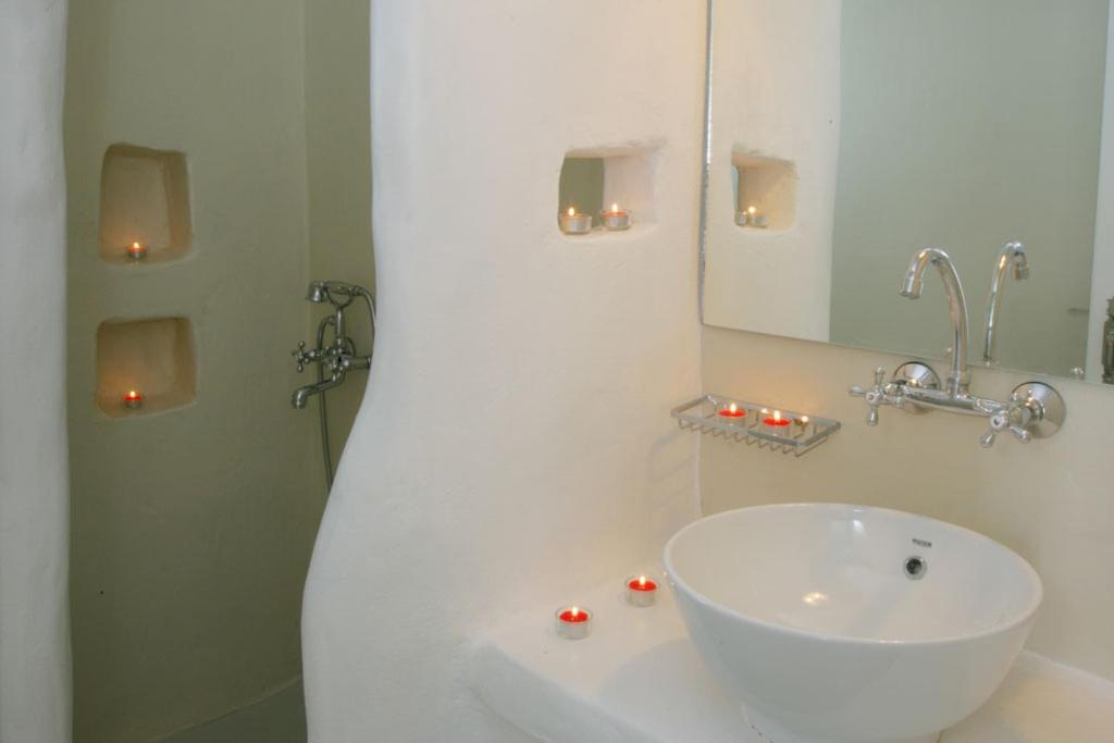 基奥尼亚NINEMIA CALM AND SPA的白色的浴室设有水槽和镜子