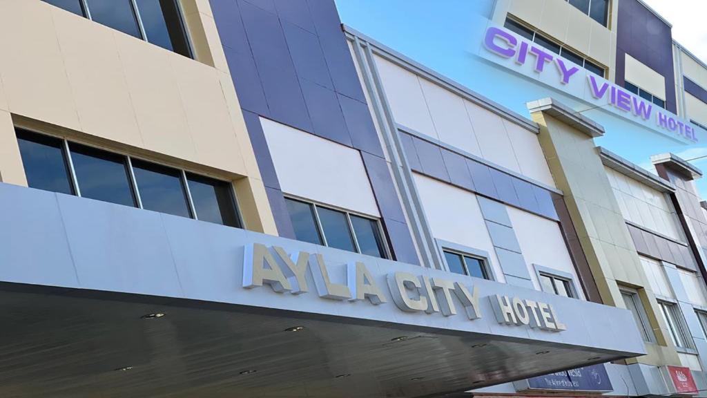 索龙Ayla City Hotel的带有读书字幕的建筑