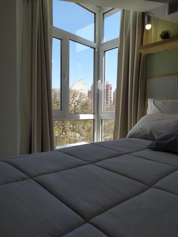 科尔多瓦Cañada Suites的一张位于带大窗户的房间内的床铺