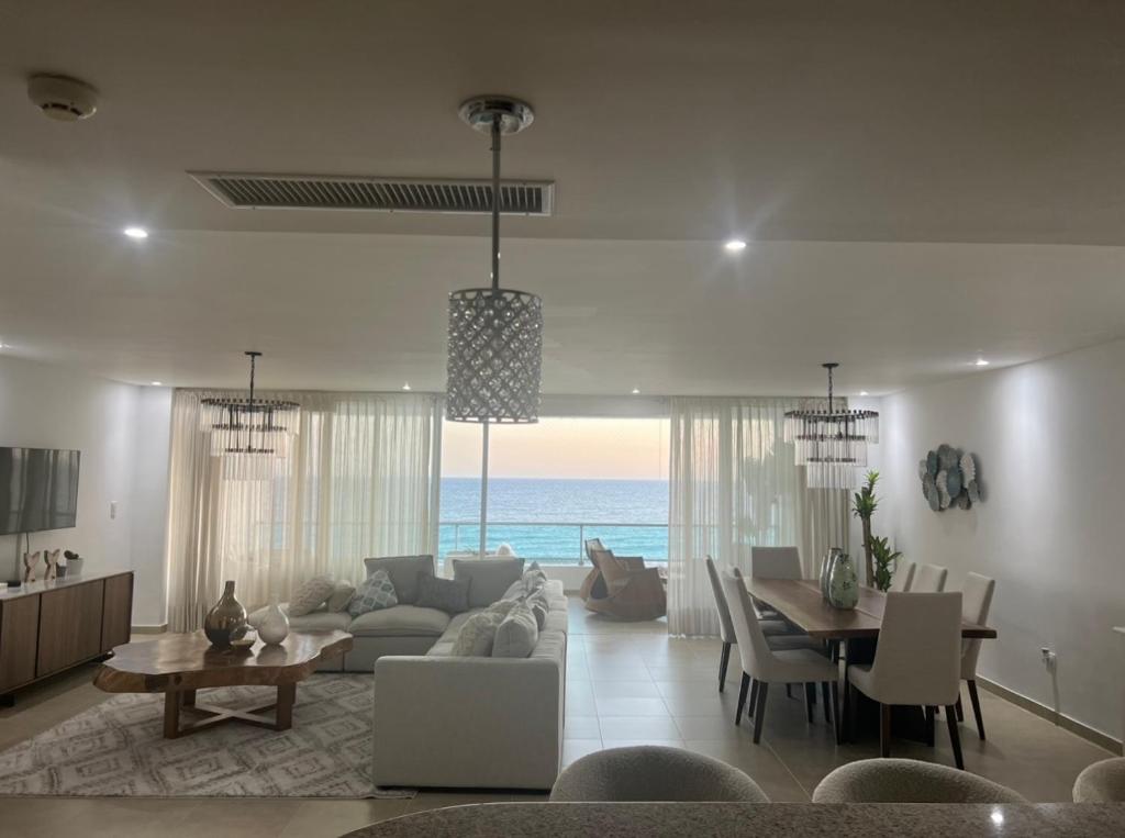 璜多里奥Marbella Juan dolio beach front luxury apartment的客厅配有沙发和桌子