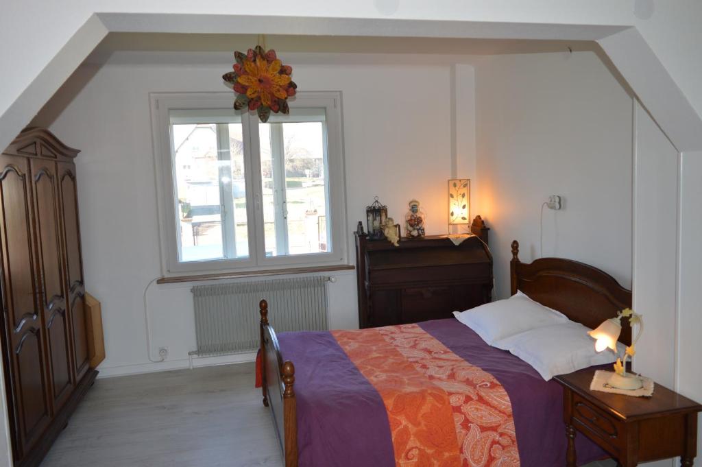 Chez Thérèse et Marguerite的一间卧室设有一张床和一个窗口