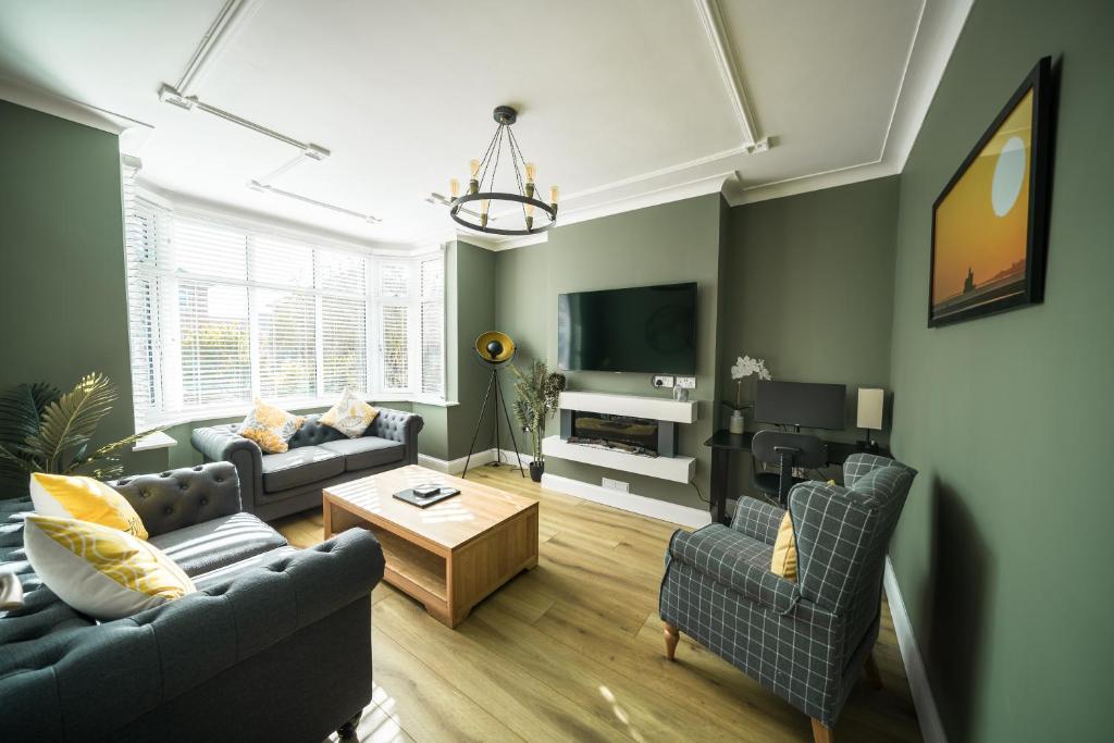 克利索普斯Highgate Beach House的客厅配有两张沙发和一台电视机