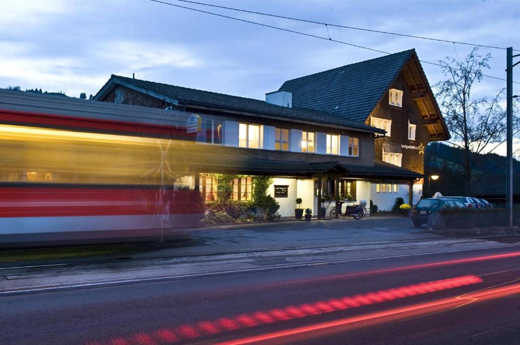 Bühler兰格福斯恩酒店的房屋前的房屋和超速车