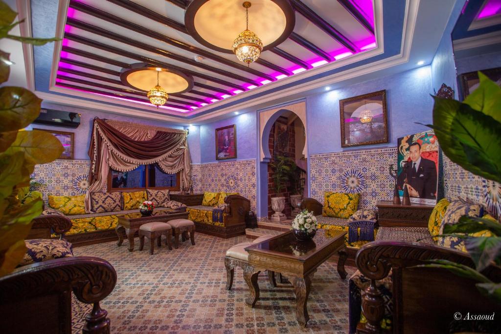 舍夫沙万Maison d'hôtes Afassi的客厅配有家具和紫色照明