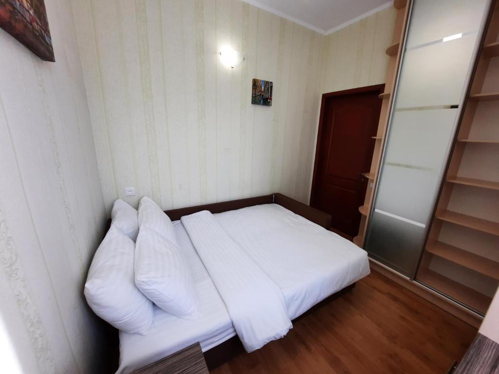 波尔塔瓦Двокімнатна квартира в центрі біля готелю Палаццо Мережа Alex Apartments Безконтакнте заселення 24-7的一张带白色床单和枕头的床