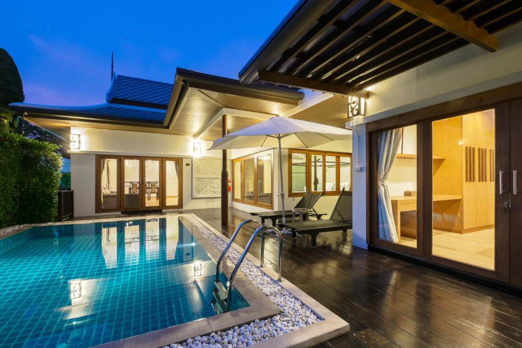 奥南海滩Pimann Buri Pool Villas Ao Nang Krabi Sha Plus的一座别墅内的游泳池