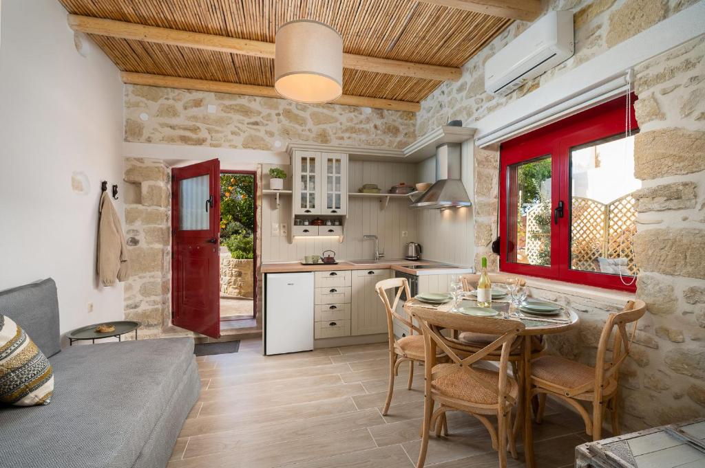 KousésPhysis Country House 2 near Matala beach & Faistos的一间厨房,里面配有桌椅