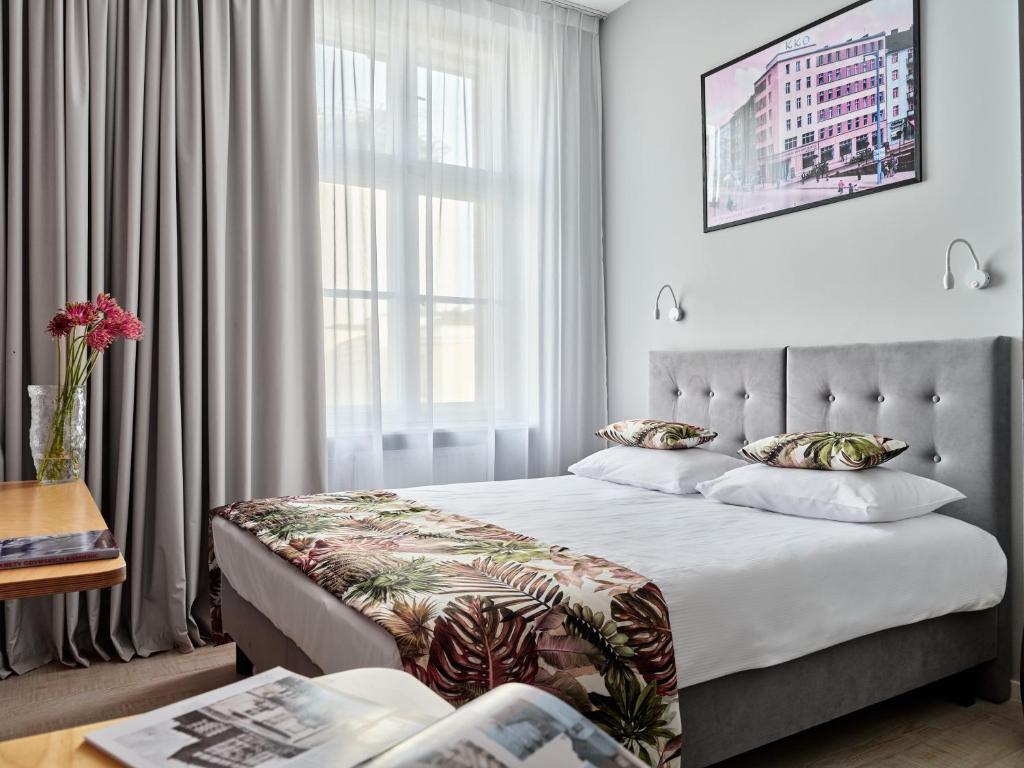 格丁尼亚HOLA GDYNIA的酒店客房设有床和窗户。