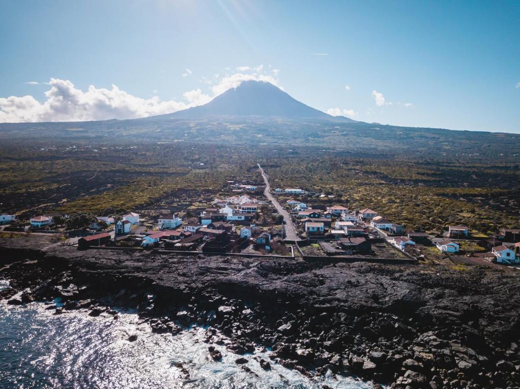 圣罗克杜皮库Casa das Ondas的享有小镇的空中景色,背景是高山