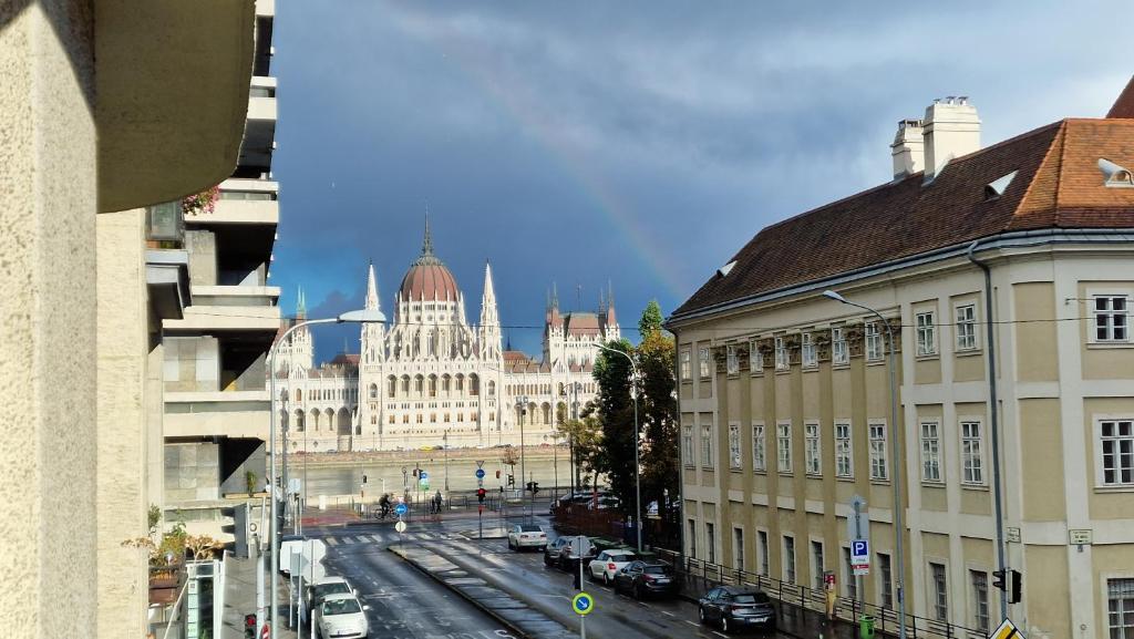 布达佩斯Parliament View Apartment的享有城市国会大厦的景色
